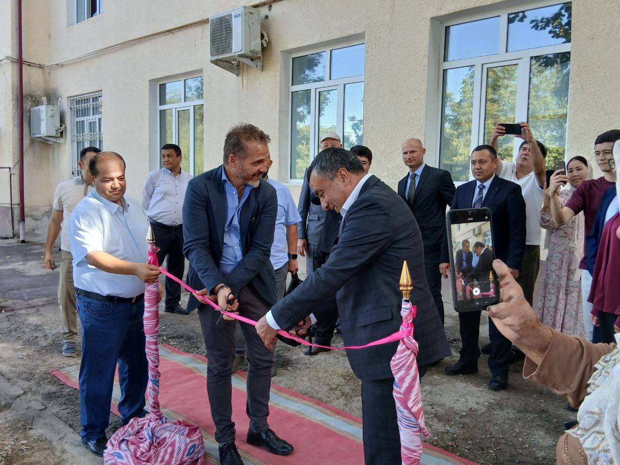 Научному учреждению передали «умную» теплицу