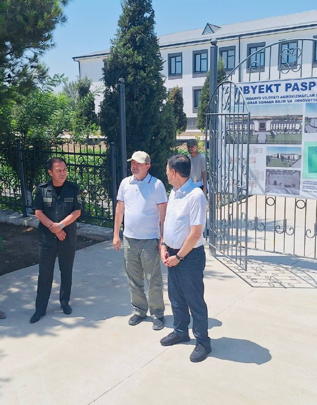 Respublika Agroxizmatlar markazi direktori A.Tulanov hamda Sirdaryo viloyati hokimi E.Turdimov Sirdaryo viloyati Agroxizmatlar markazi yangi binosining qurilish jarayonini ko‘zdan kechirdilar.