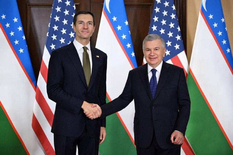 O‘zbekiston Respublikasi Prezidenti Shavkat Mirziyoyev Vashington shahriga amaliy tashrif doirasida AQSH Eksport-import banki rahbari Jon Yovanovichni qabul qildi.