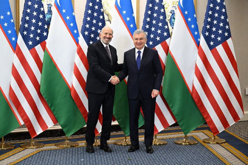 Ishbilarmonlar bilan davra suhbati yakunida O‘zbekiston Prezidenti Shavkat Mirziyoyev va AQSH savdo vaziri Xovard Latnik ishtirokida ikki tomonlama bitimlarni almashish marosimi bo‘ldi.