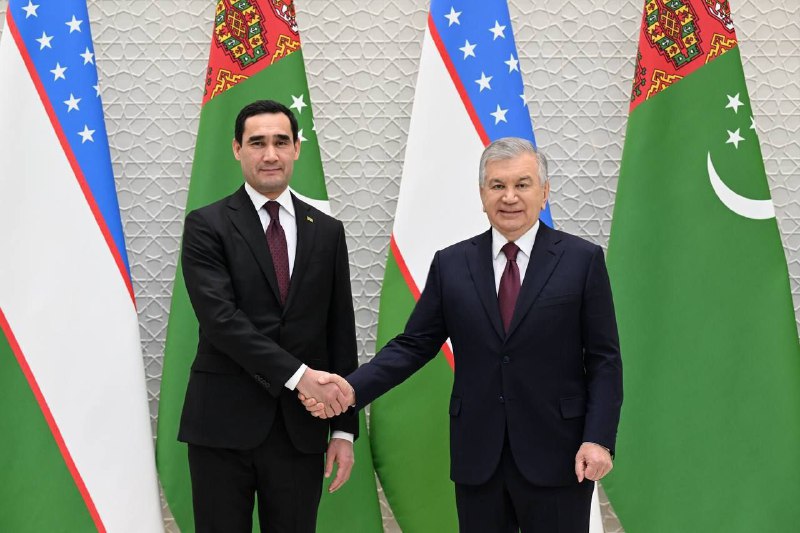 Ko‘ksaroy qarorgohida Turkmaniston Prezidentining mamlakatimizga davlat tashrifi doirasidagi rasmiy tadbirlar boshlandi. Prezidentlar Shavkat Mirziyoyev va Serdar Berdimuhamedov birgalikda suratga…