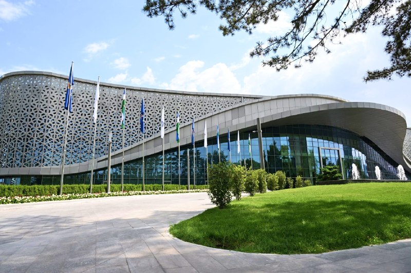 Xalqaro kongress markazida Prezident Shavkat Mirziyoyev ishtirokida beshinchi Toshkent xalqaro investitsiya forumining yalpi majlisi boshlandi.