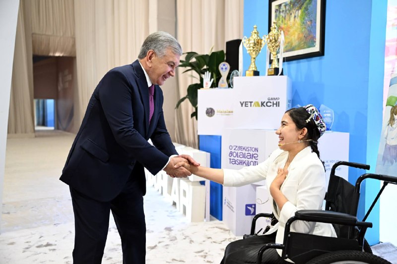Prezident Shavkat Mirziyoyev Olimpiya shaharchasida Yoshlar kuni munosabati bilan tashkil etilgan maxsus koʻrgazmada mamlakatimizning faol va izlanuvchan yoshlari bilan uchrashdi.