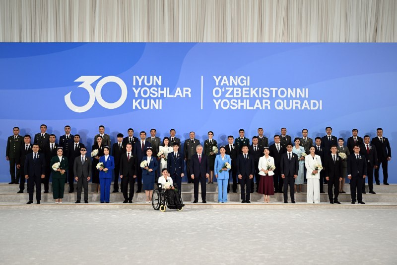 Prezident Shavkat Mirziyoyev Yangi Oʻzbekiston taraqqiyotiga munosib hissa qoʻshayotgan bir guruh yoshlarga davlat mukofotlarini topshirdi.