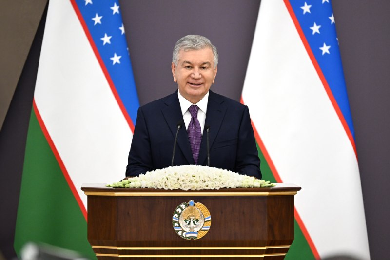 Prezident Shavkat Mirziyoyev O‘rta Chirchiq tumanida Toshkent – Samarqand yo‘nalishidagi yangi avtomobil yo‘li qurilishiga tamal toshi qo‘yish marosimida ishtirok etmoqda.