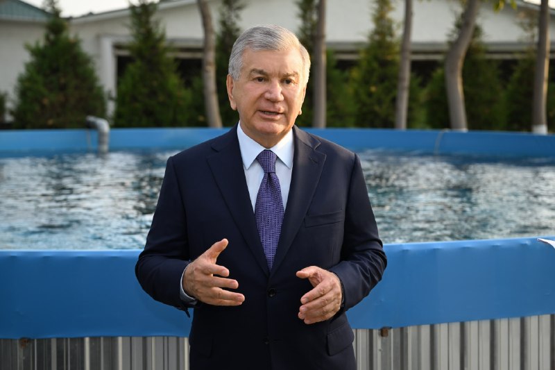 Prezident Shavkat Mirziyoyev Baliqchi tumanidagi “Chinobod real biznes” korxonasining baliq yetishtirish loyihasi bilan tanishdi.