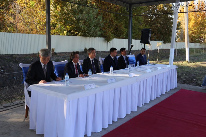 TOSHKENT VILOYATI AGROXIZMATLAR MARKAZIDA JANUBIY KOREYA BILAN HAMKORLIKDA OCHILISHI REJALASHTIRILGAN "TA'LIM MARKAZI"GA TAMAL TOSHI QO'YILDI