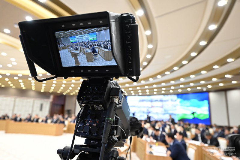 Тадбиркорлар билан маҳаллабай ишлаш бўйича “Ғиждувон тажрибаси” асосида туман ҳокимларига йил якунига қадар 1 мингта маҳаллада вертикал ўсадиган саноат биноларини ташкил қилиш топширилди.