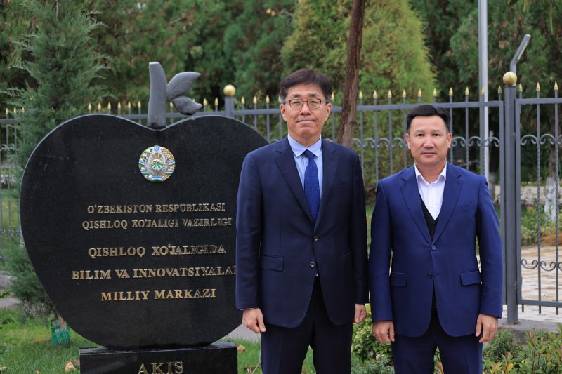 Shundan so'ng, mehmonlar Milliy markaz huzurida amalga oshirilayotgan bir qator loyihalar, xususan "O'zbekiston Vengriya Kartoshkachilik markazi"ning in-vitro laboratoriyasi, Janubiy Koreyaning "GS…